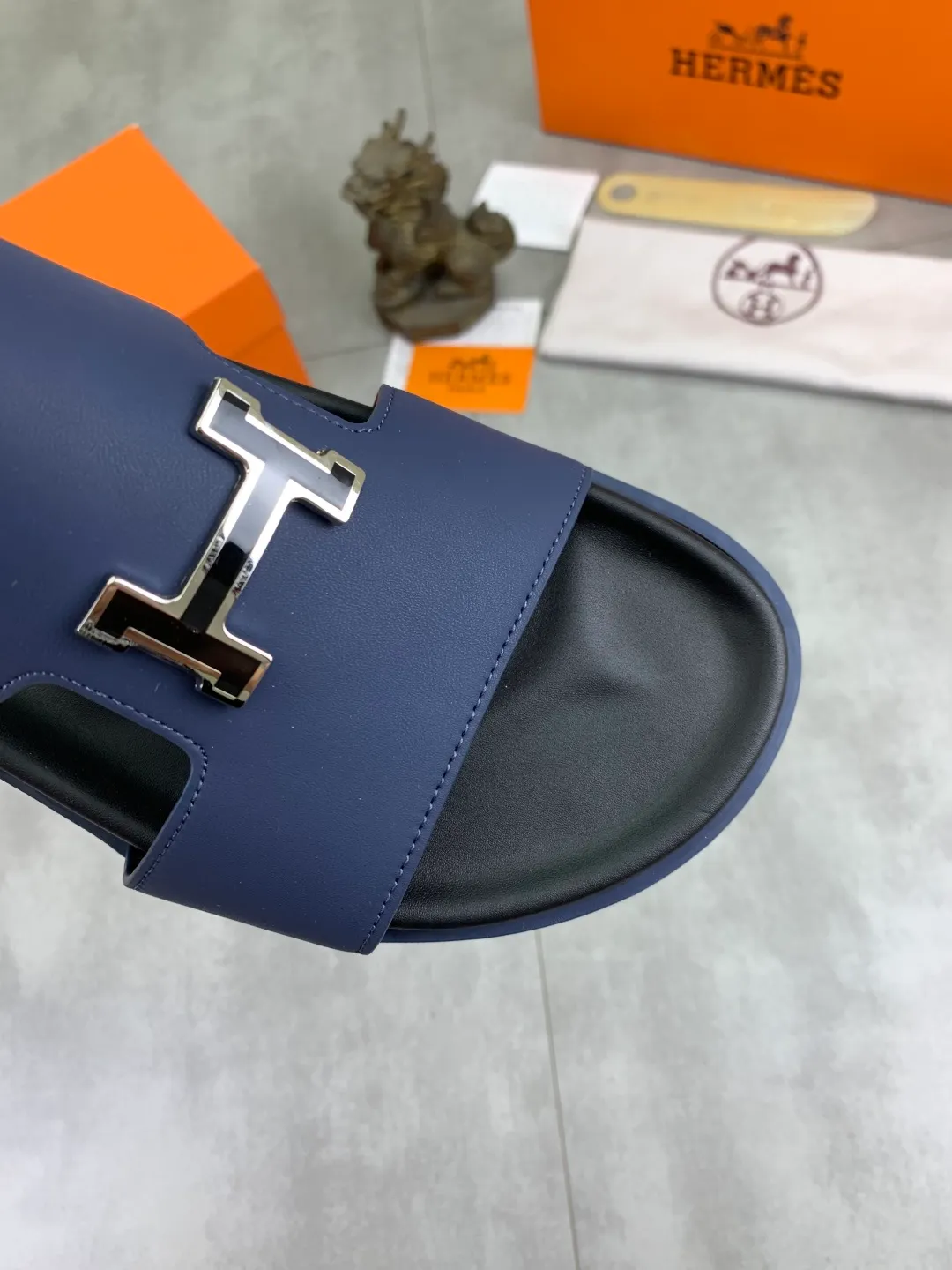 Men's shoes 💰P440 New [HERMES] high-end quality new Hermès slippers, made of imported calfskin, wear-resistant and non-slip rubber outsole. Fashionable and elegant code number: 39-44 (38 45 46 customized)